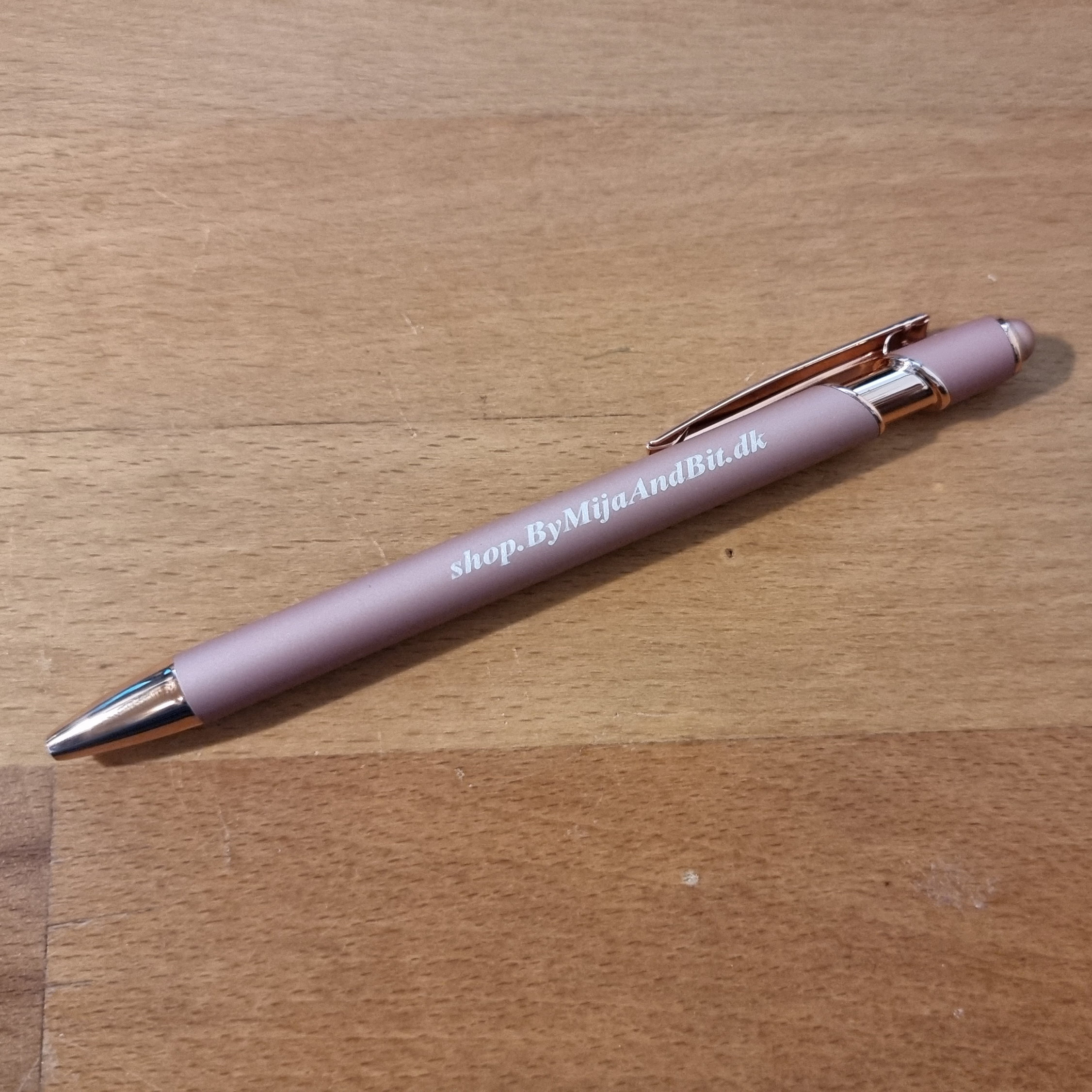 Støt Mija og Bit’s Hobbyprojekter med denne Premium Kuglepen og Stylus Pen i Ét!
