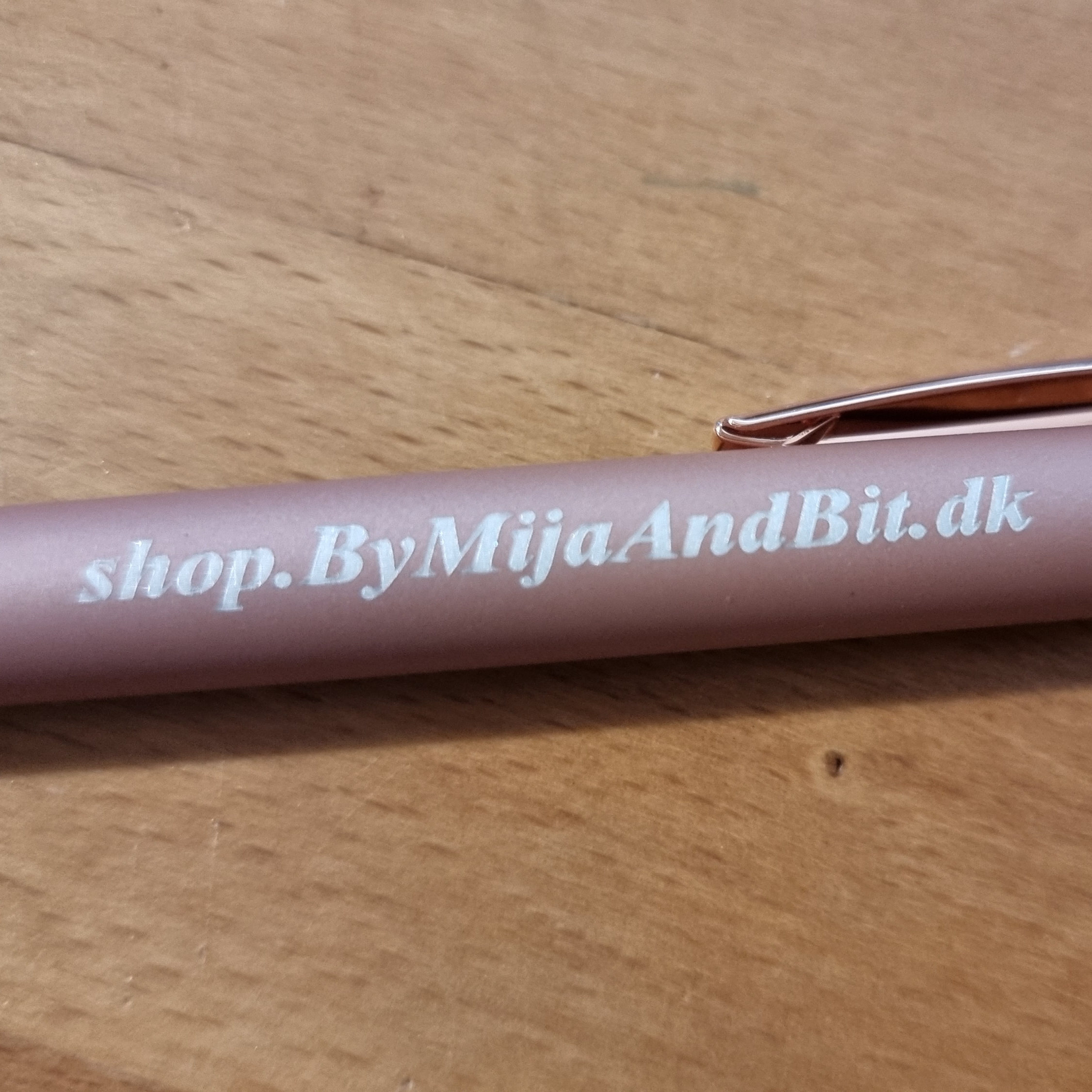 Støt Mija og Bit’s Hobbyprojekter med denne Premium Kuglepen og Stylus Pen i Ét! - Billede 2