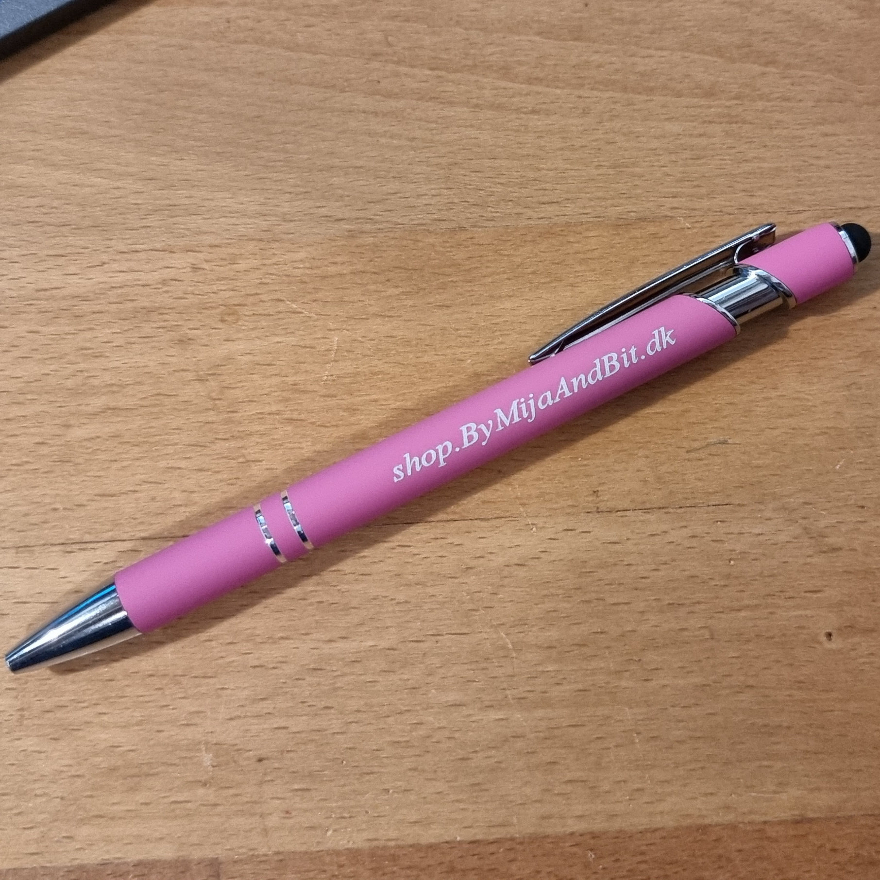 Støt Mija og Bit’s Hobbyprojekter med denne Premium Kuglepen og Stylus Pen i Ét! - Billede 6