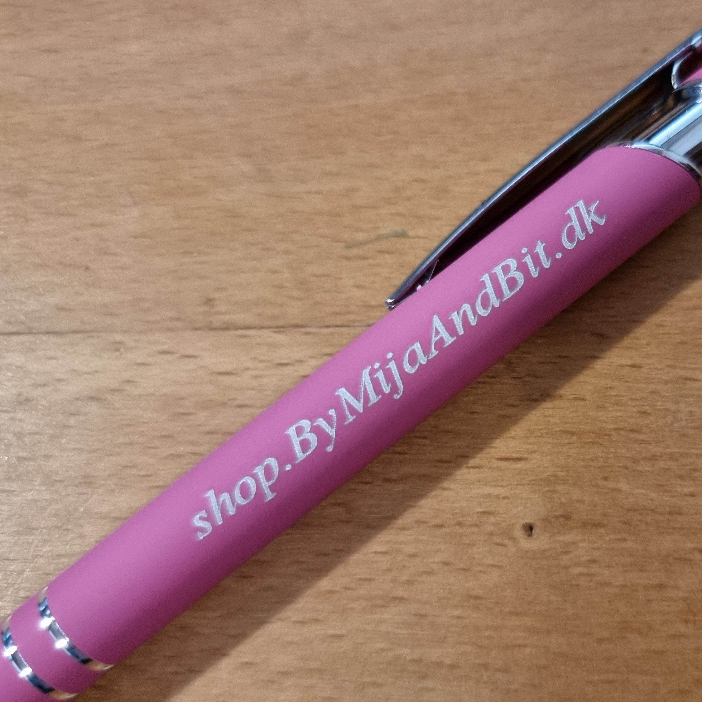 Støt Mija og Bit’s Hobbyprojekter med denne Premium Kuglepen og Stylus Pen i Ét! - Billede 5