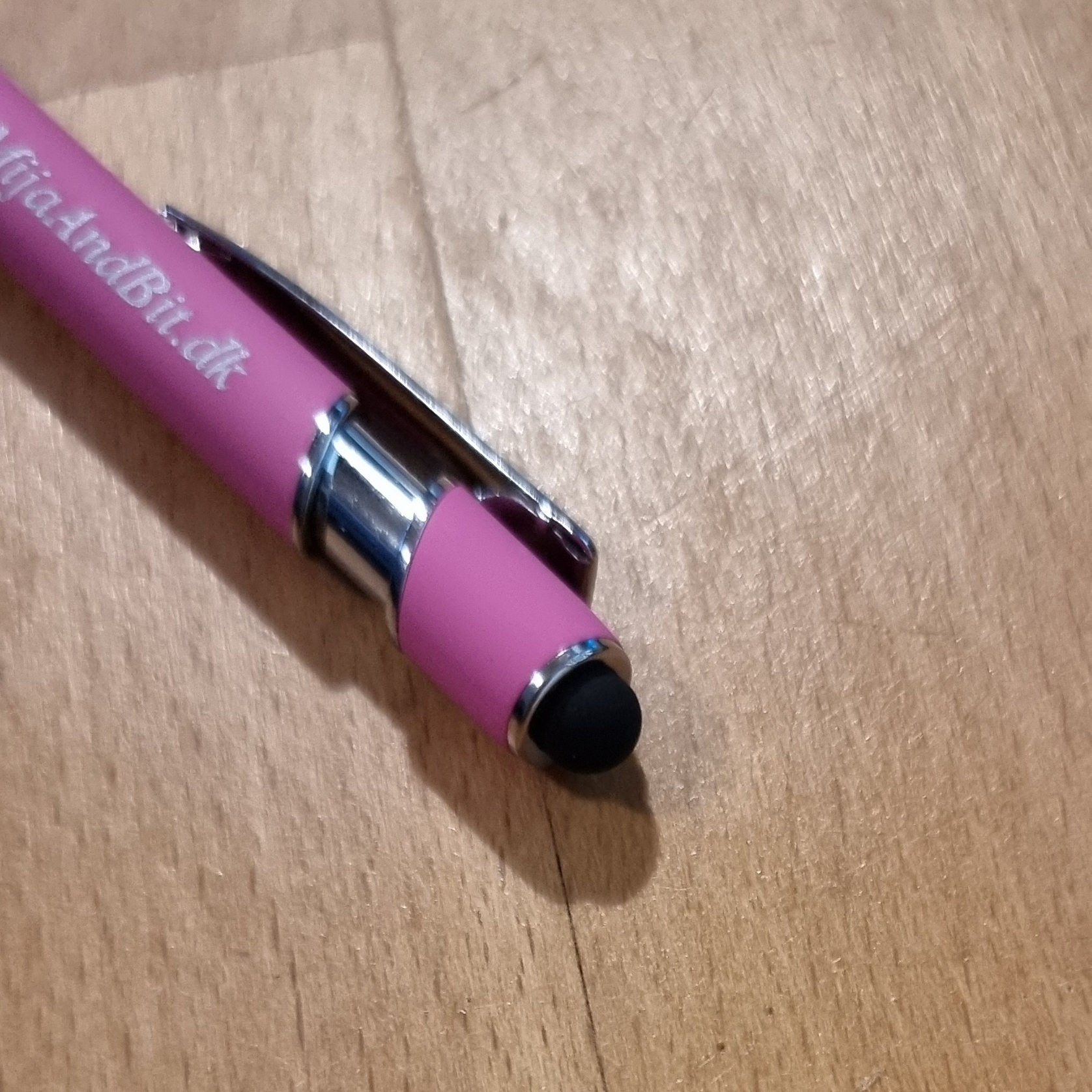 Støt Mija og Bit’s Hobbyprojekter med denne Premium Kuglepen og Stylus Pen i Ét! - Billede 4