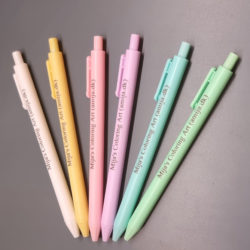 Støt Mija og Bit’s Hobbyprojekter ved køb af pastel kuglepen(e)